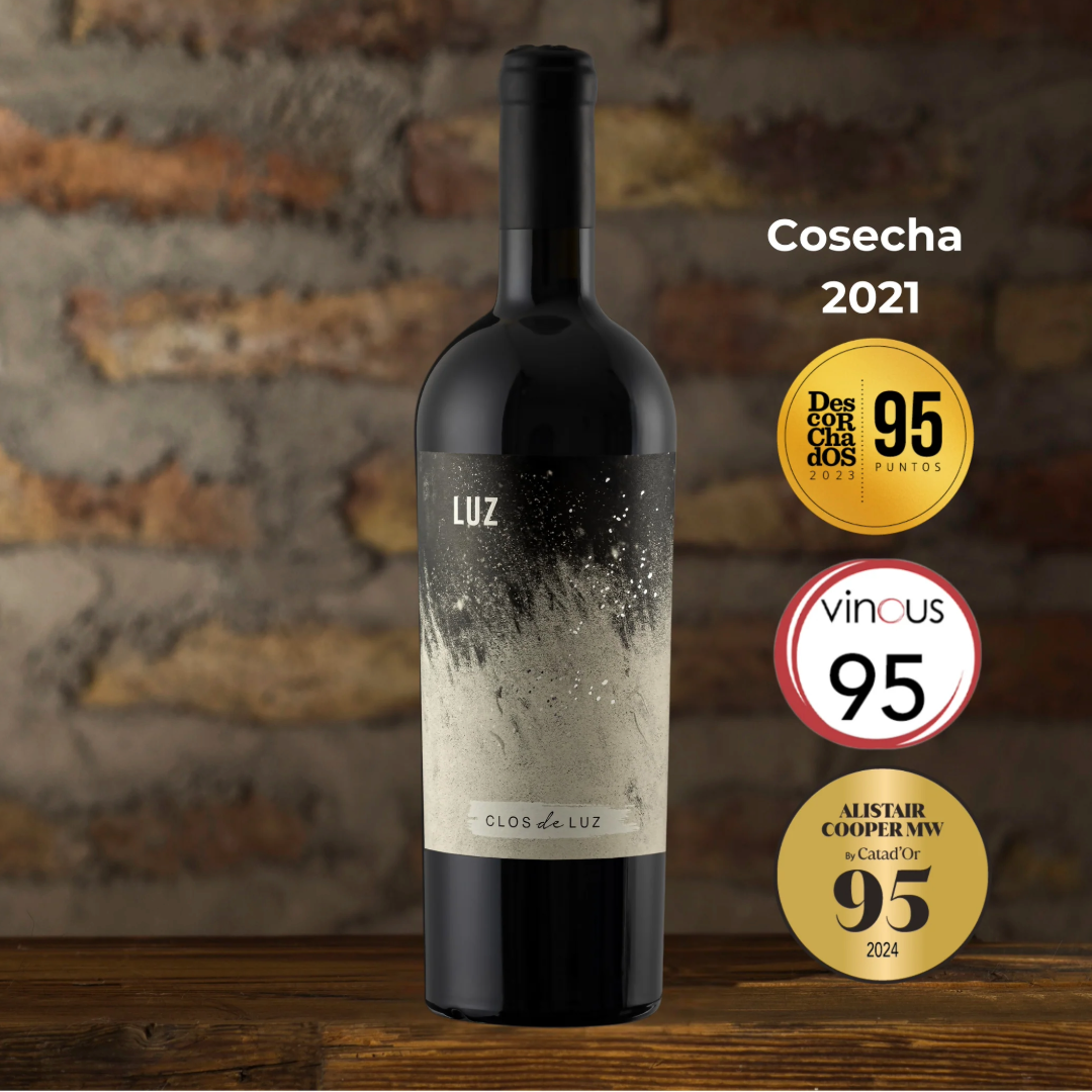 botella_de_vino_clos_de_luz_carmenere_cosecha_2021_con_medallas
